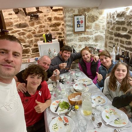 בראט Restaurant & Guest House Semani מראה חיצוני תמונה