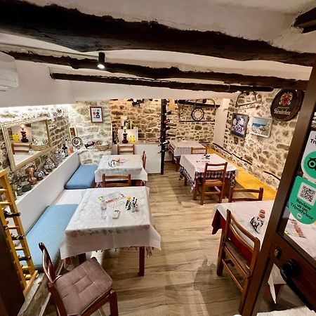 בראט Restaurant & Guest House Semani מראה חיצוני תמונה