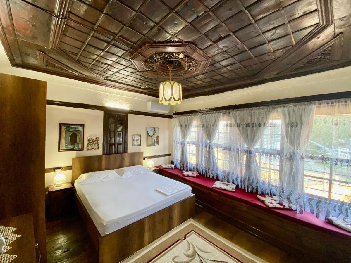 בראט Restaurant & Guest House Semani מראה חיצוני תמונה