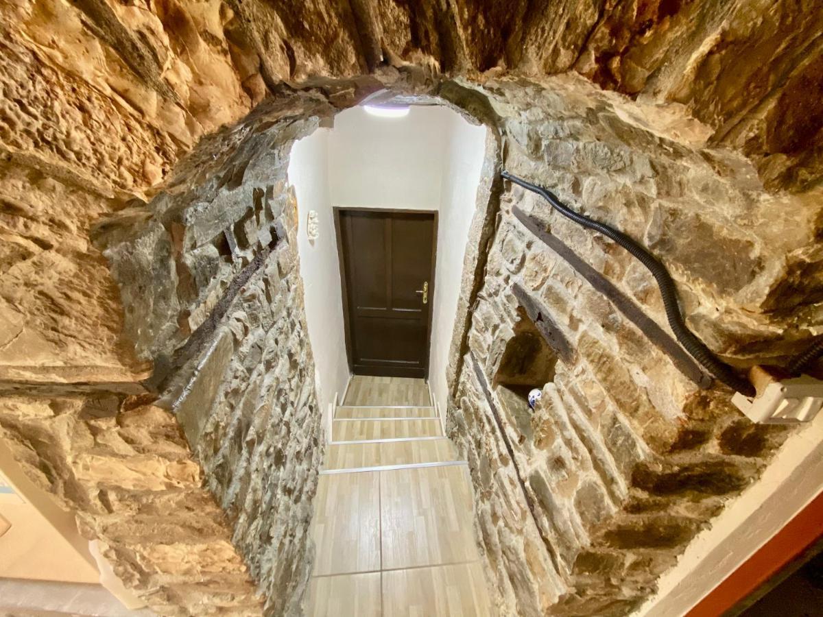 בראט Restaurant & Guest House Semani מראה חיצוני תמונה
