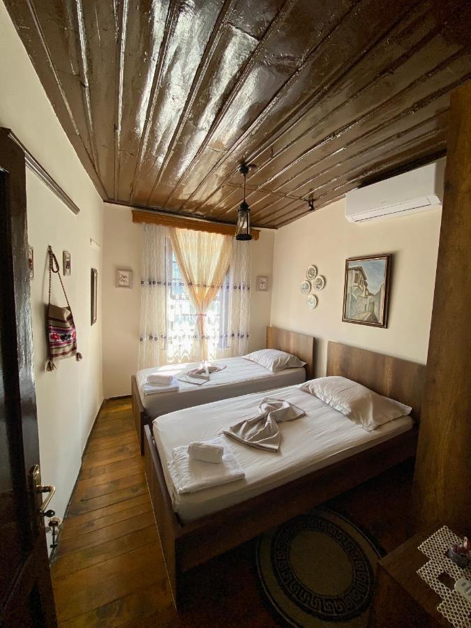 בראט Restaurant & Guest House Semani מראה חיצוני תמונה