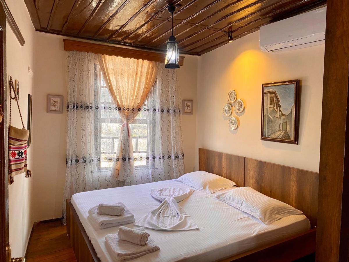 בראט Restaurant & Guest House Semani מראה חיצוני תמונה