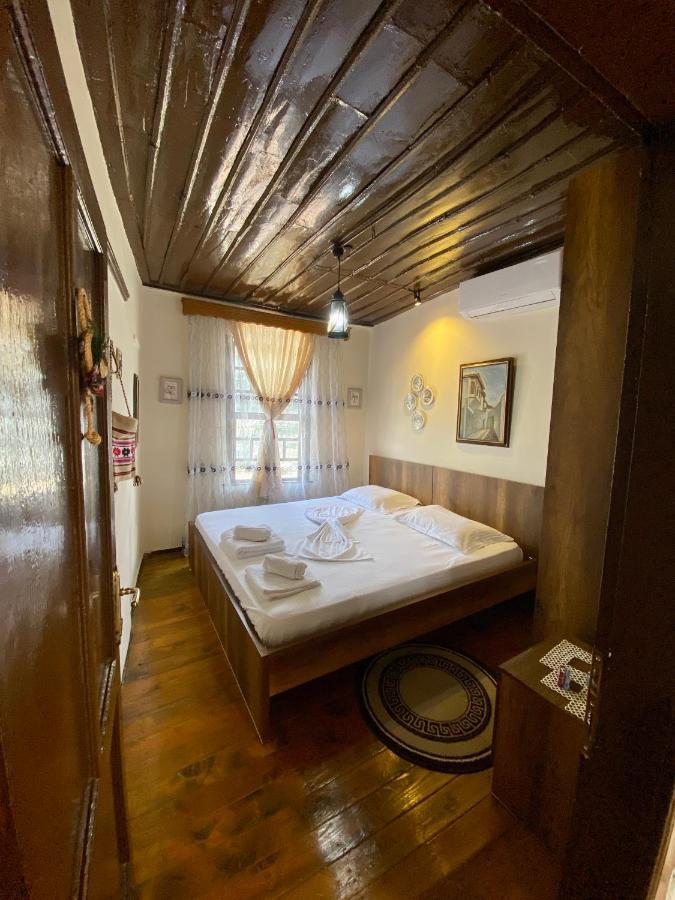 בראט Restaurant & Guest House Semani מראה חיצוני תמונה