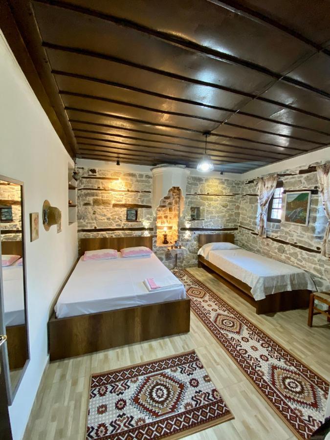 בראט Restaurant & Guest House Semani מראה חיצוני תמונה