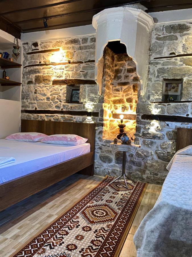 בראט Restaurant & Guest House Semani מראה חיצוני תמונה