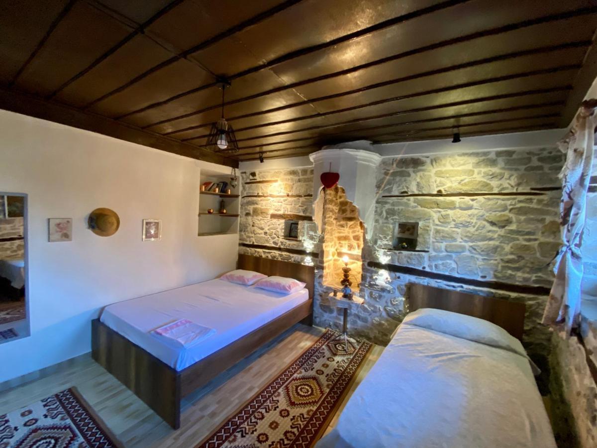 בראט Restaurant & Guest House Semani מראה חיצוני תמונה