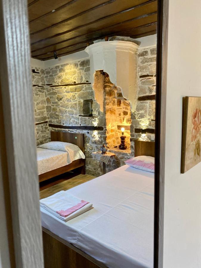 בראט Restaurant & Guest House Semani מראה חיצוני תמונה