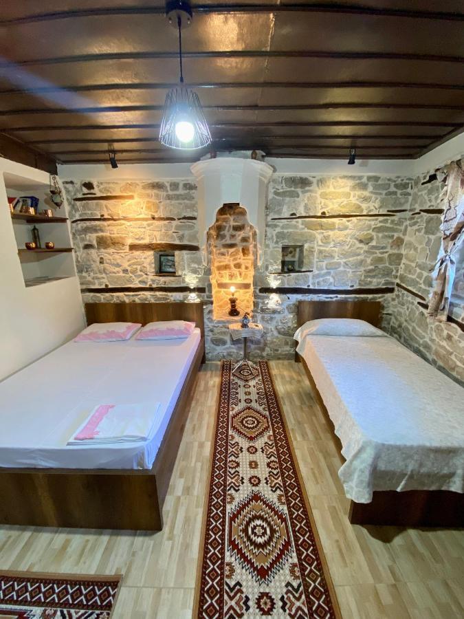 בראט Restaurant & Guest House Semani מראה חיצוני תמונה