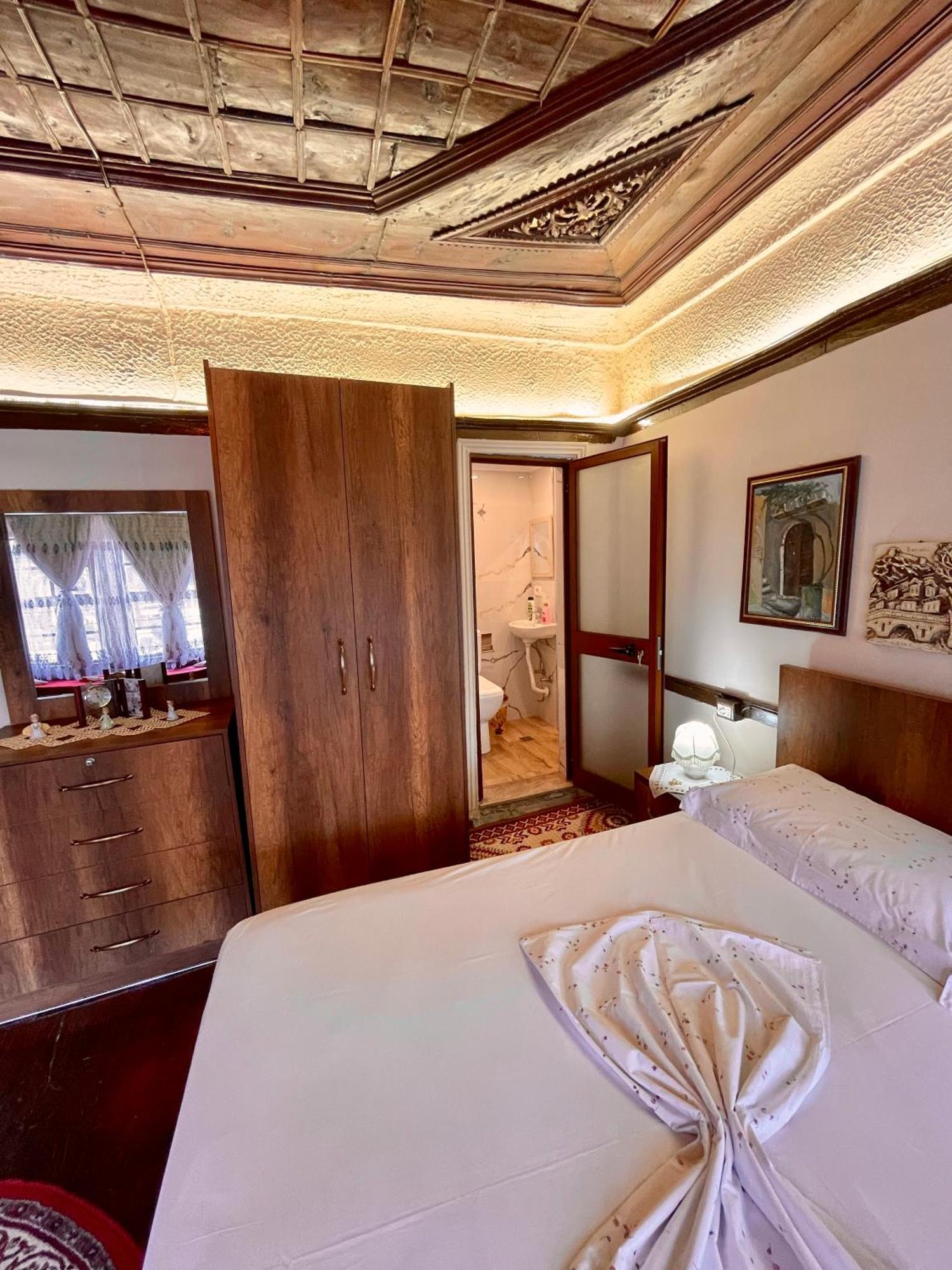 בראט Restaurant & Guest House Semani מראה חיצוני תמונה