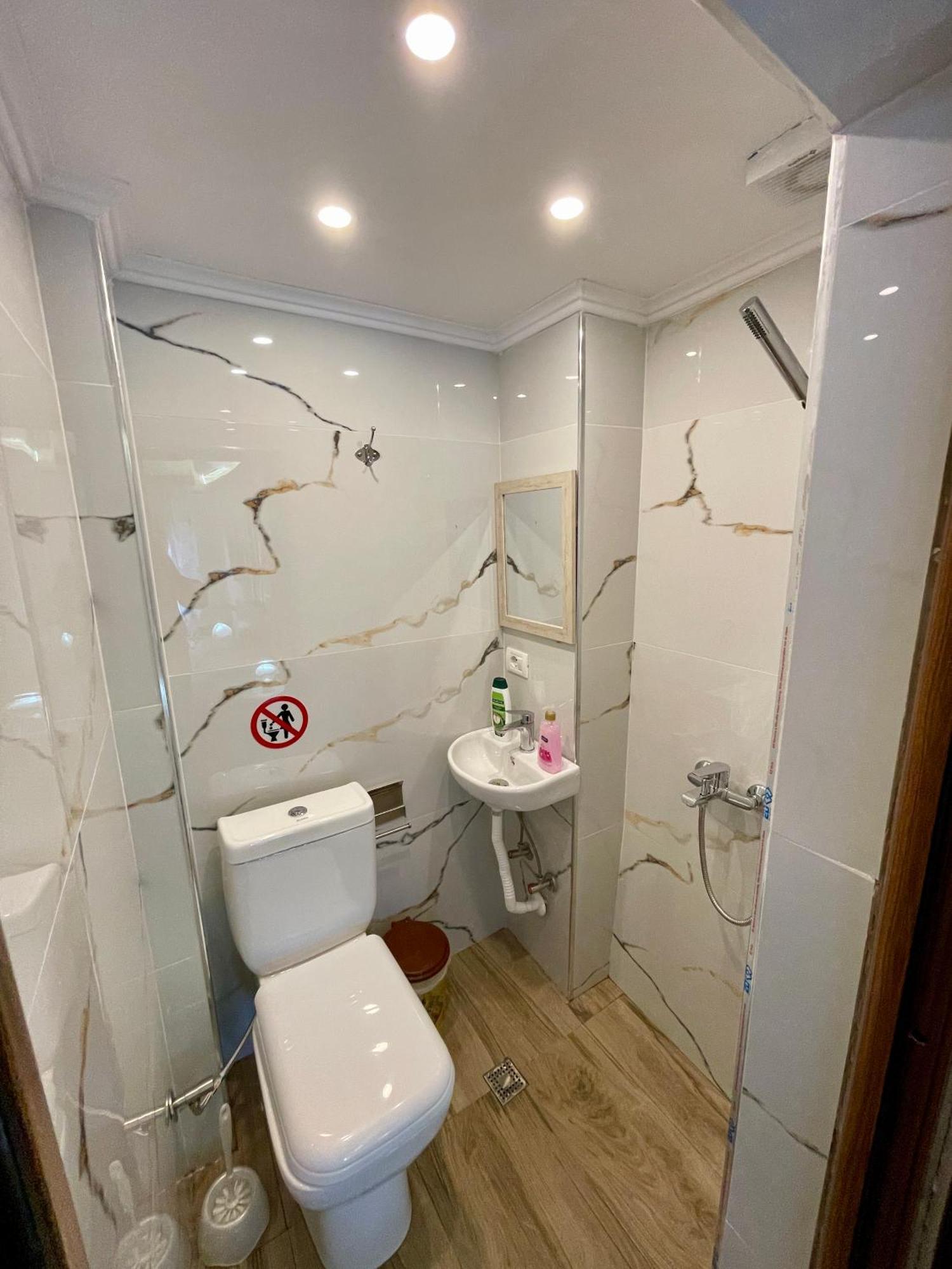 בראט Restaurant & Guest House Semani מראה חיצוני תמונה