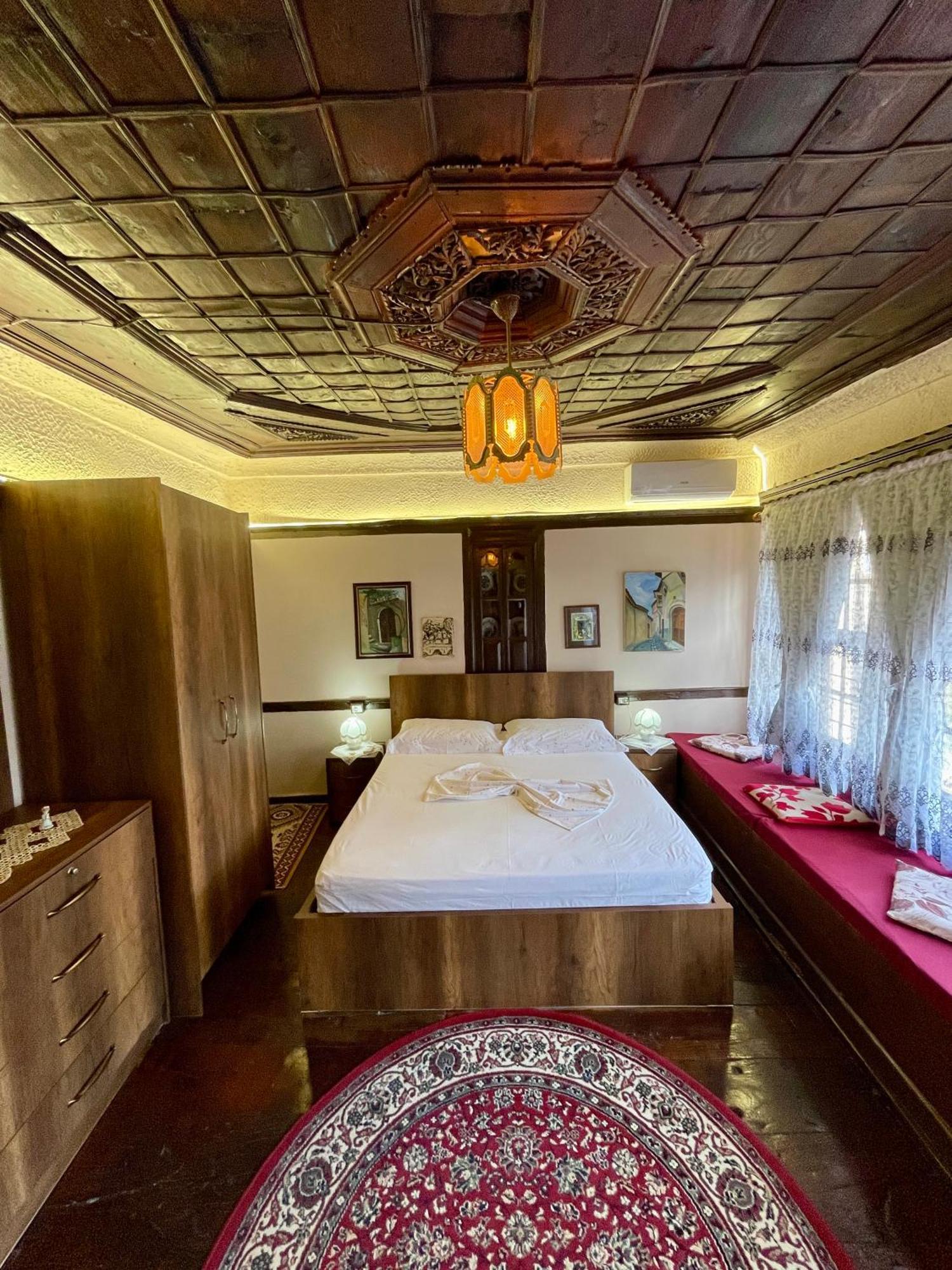 בראט Restaurant & Guest House Semani מראה חיצוני תמונה