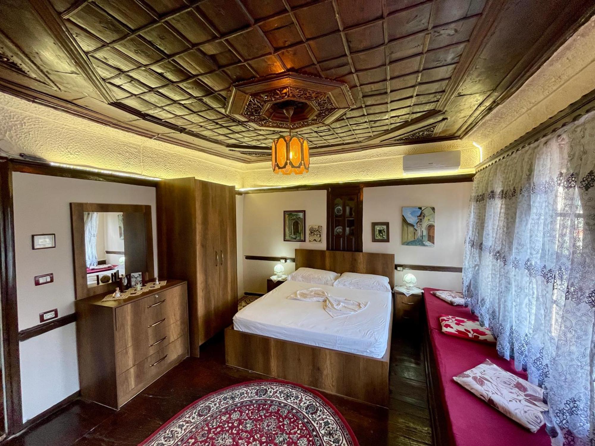 בראט Restaurant & Guest House Semani מראה חיצוני תמונה