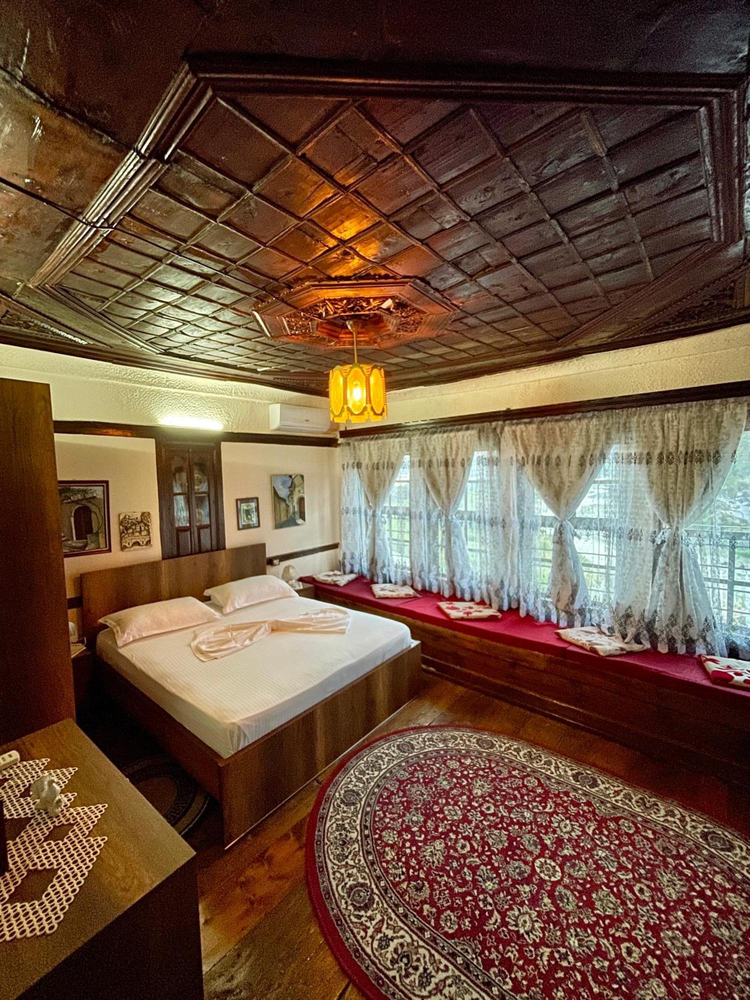 בראט Restaurant & Guest House Semani מראה חיצוני תמונה