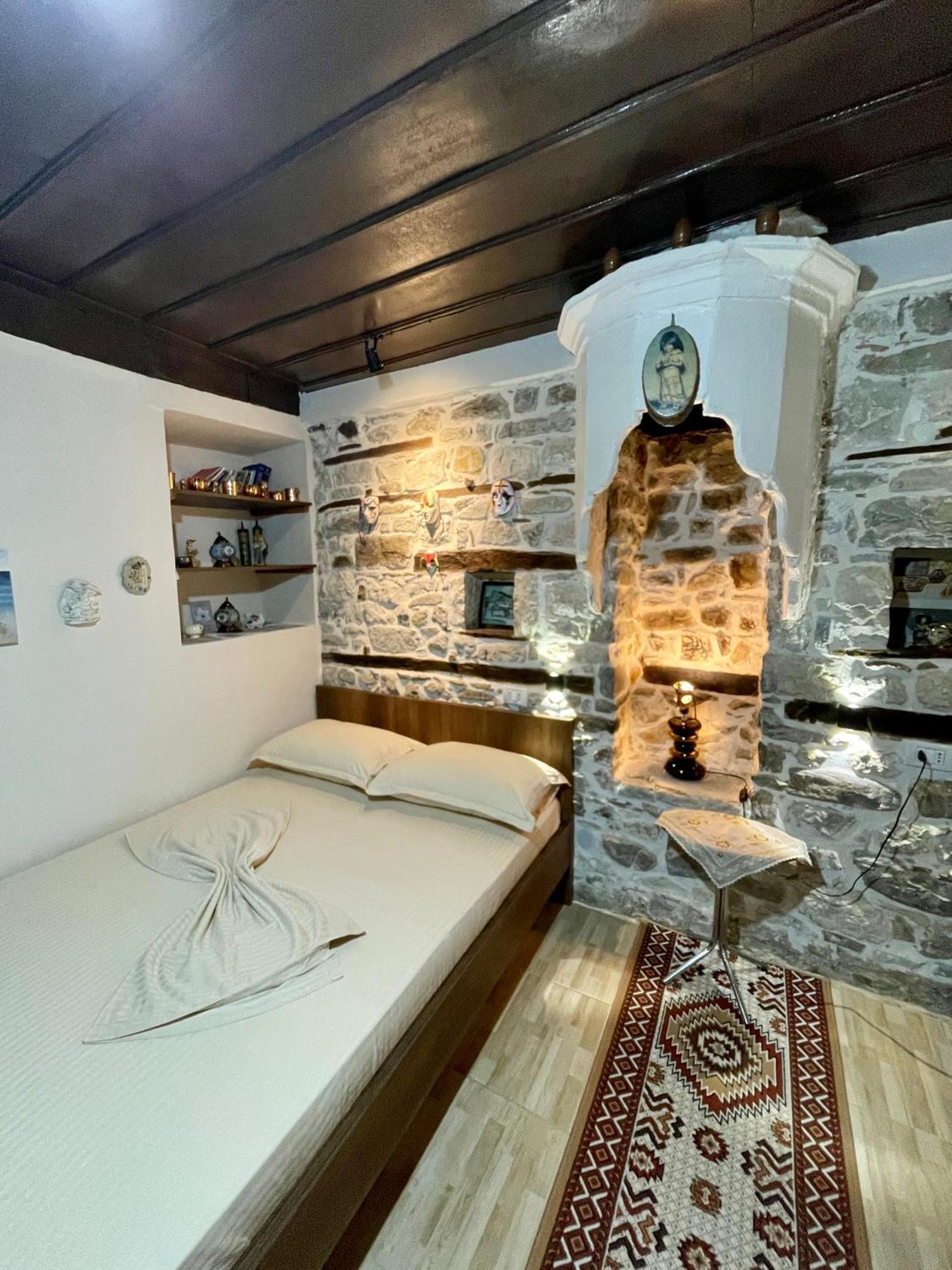 בראט Restaurant & Guest House Semani מראה חיצוני תמונה
