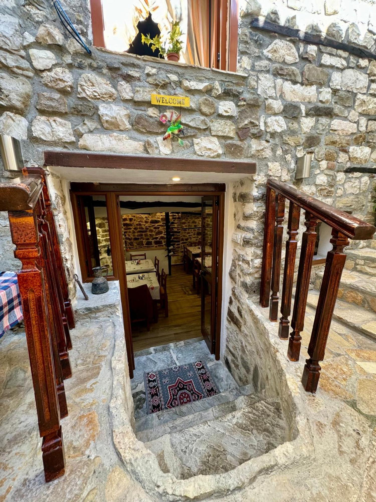 בראט Restaurant & Guest House Semani מראה חיצוני תמונה