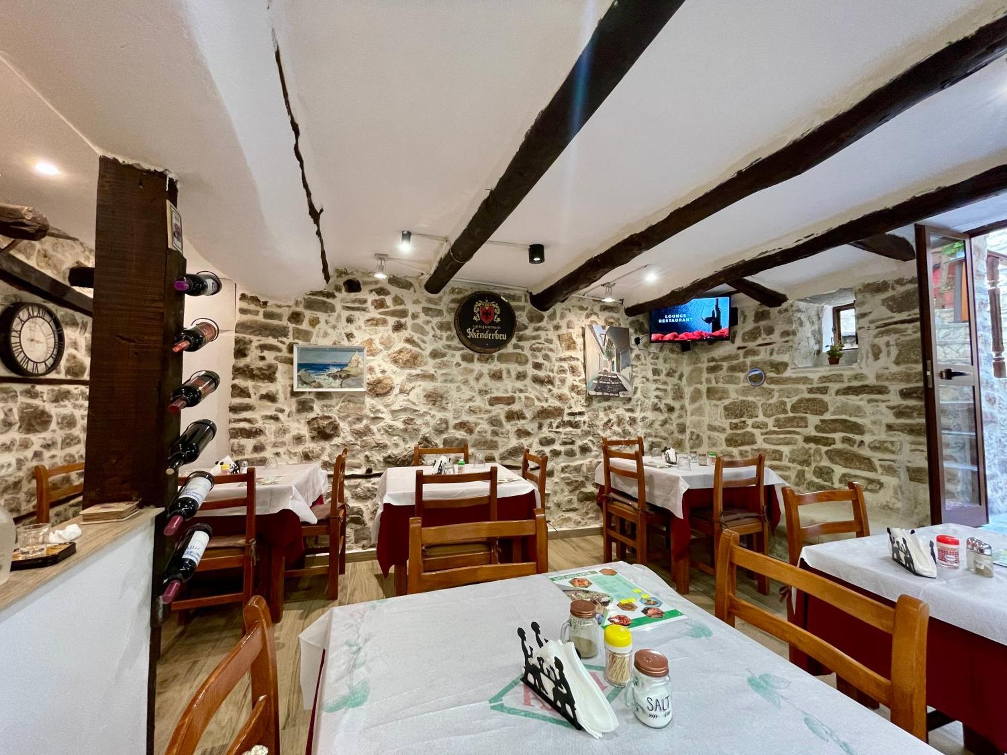 בראט Restaurant & Guest House Semani מראה חיצוני תמונה