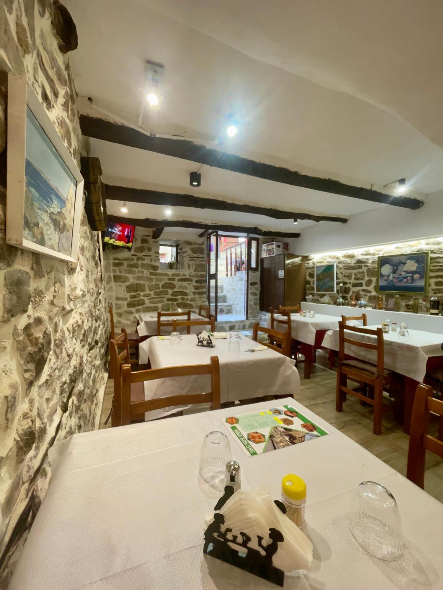 בראט Restaurant & Guest House Semani מראה חיצוני תמונה