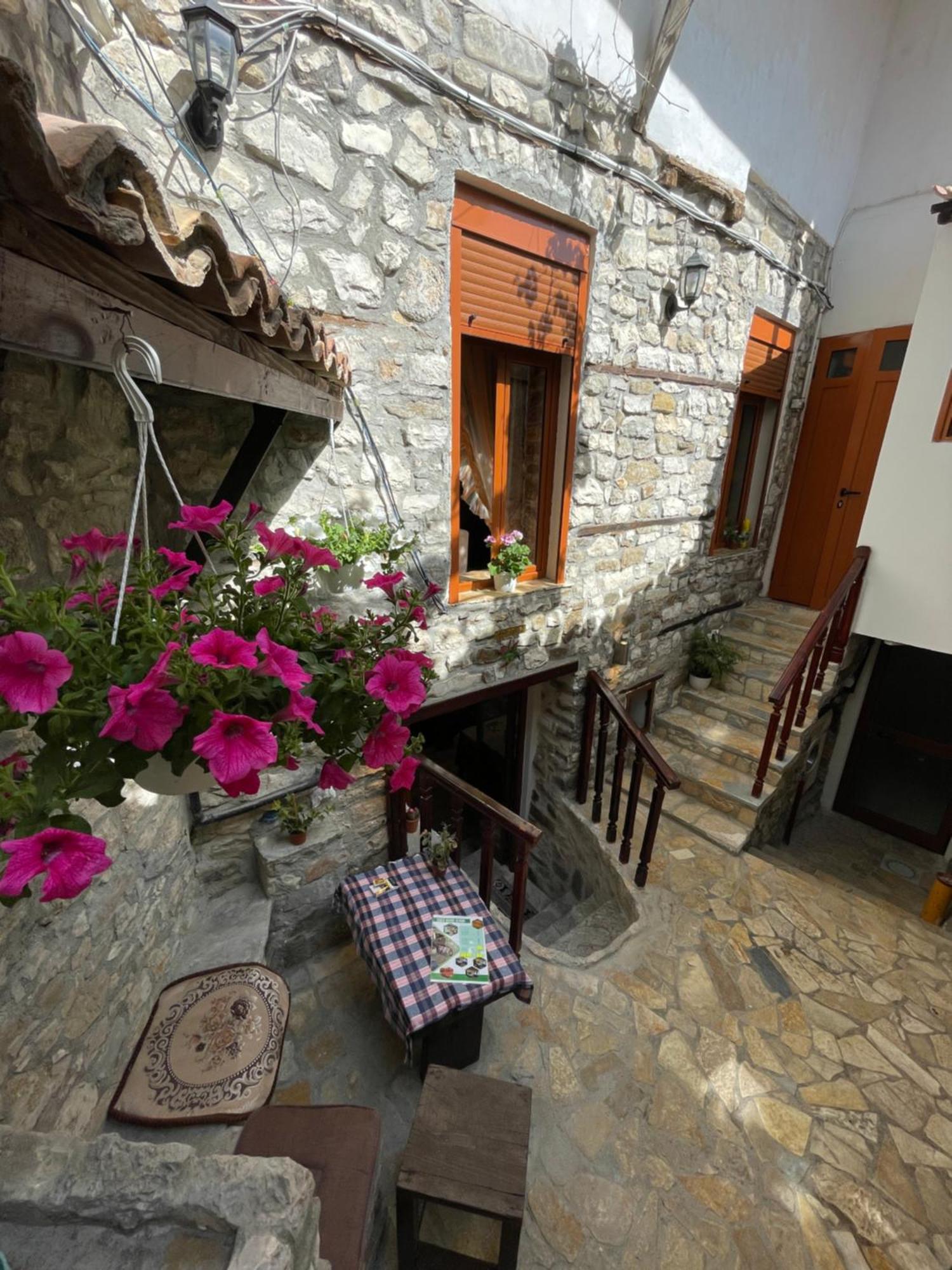 בראט Restaurant & Guest House Semani מראה חיצוני תמונה