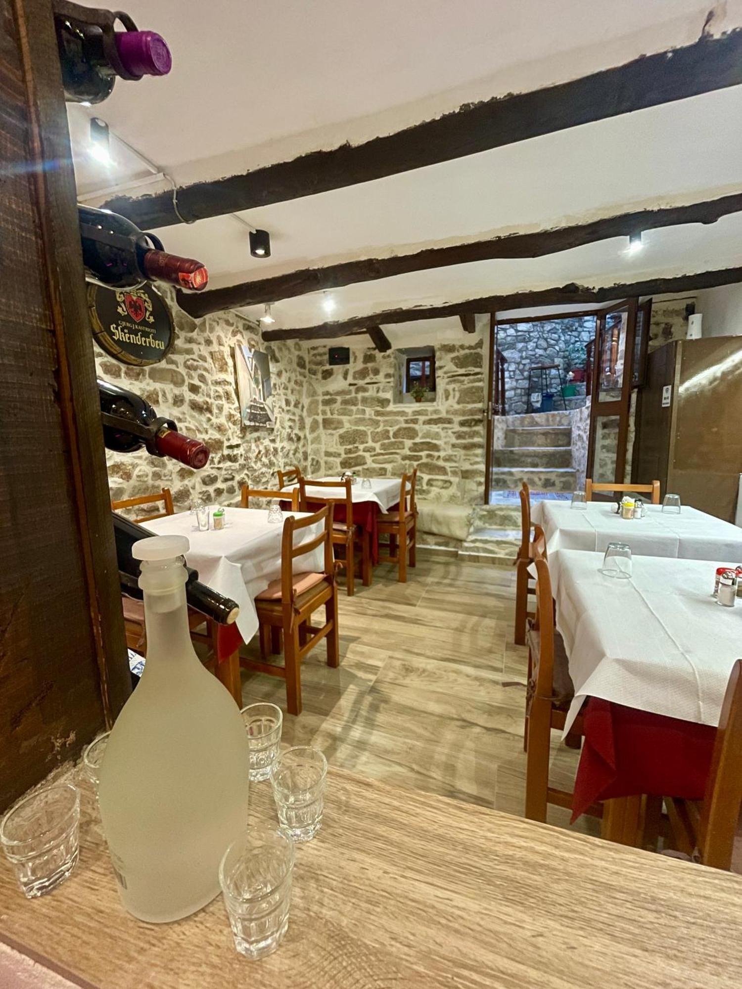 בראט Restaurant & Guest House Semani מראה חיצוני תמונה