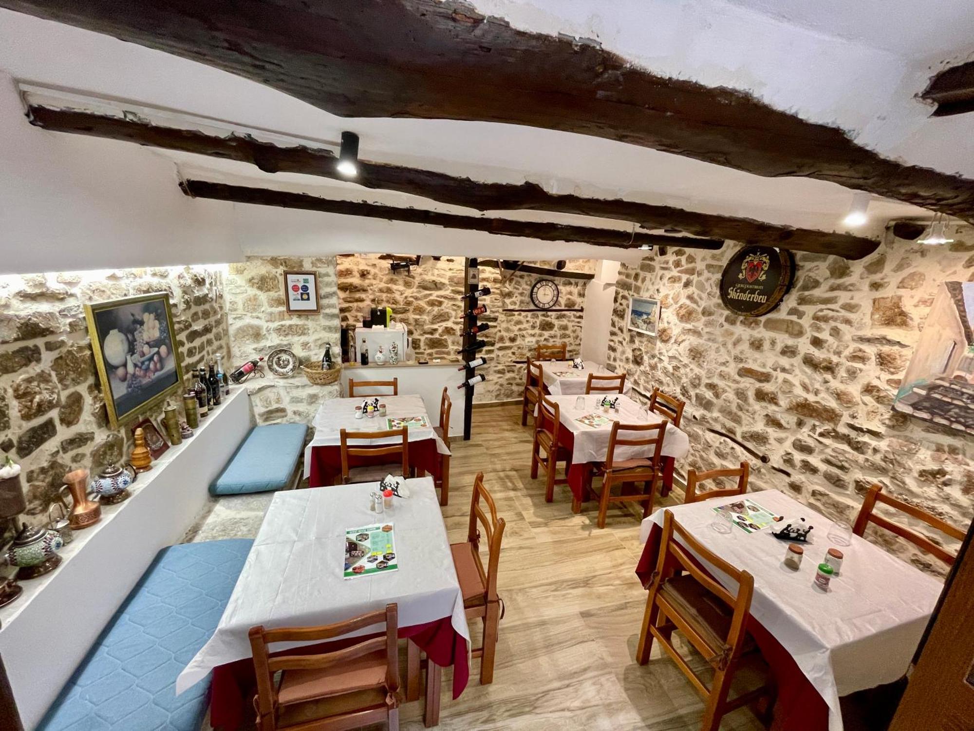 בראט Restaurant & Guest House Semani מראה חיצוני תמונה