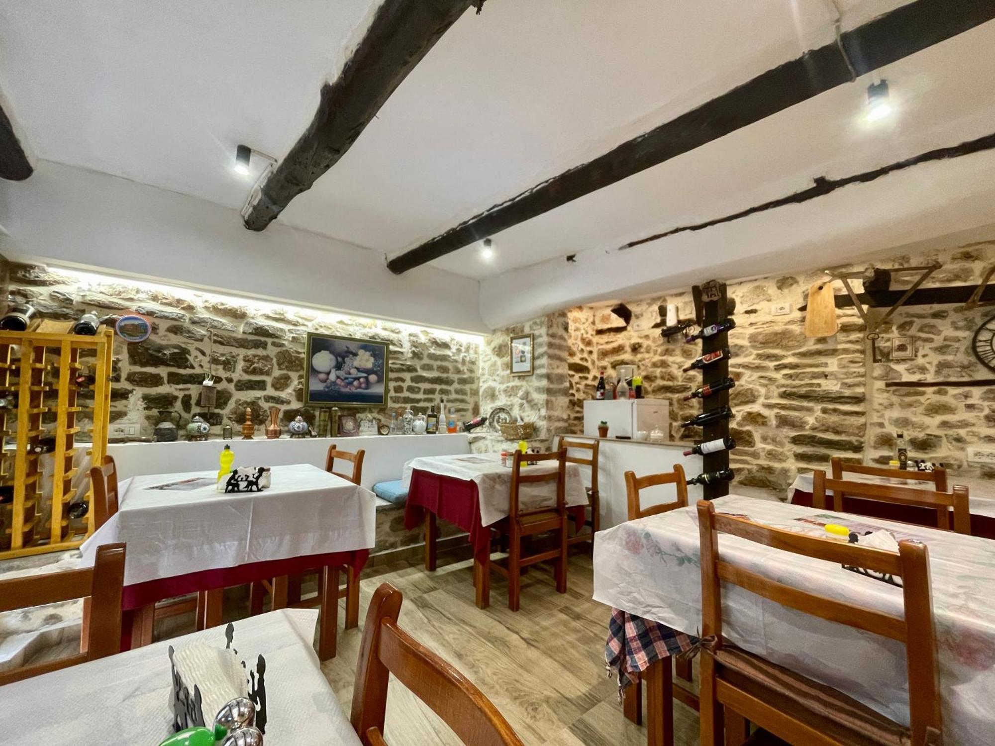 בראט Restaurant & Guest House Semani מראה חיצוני תמונה