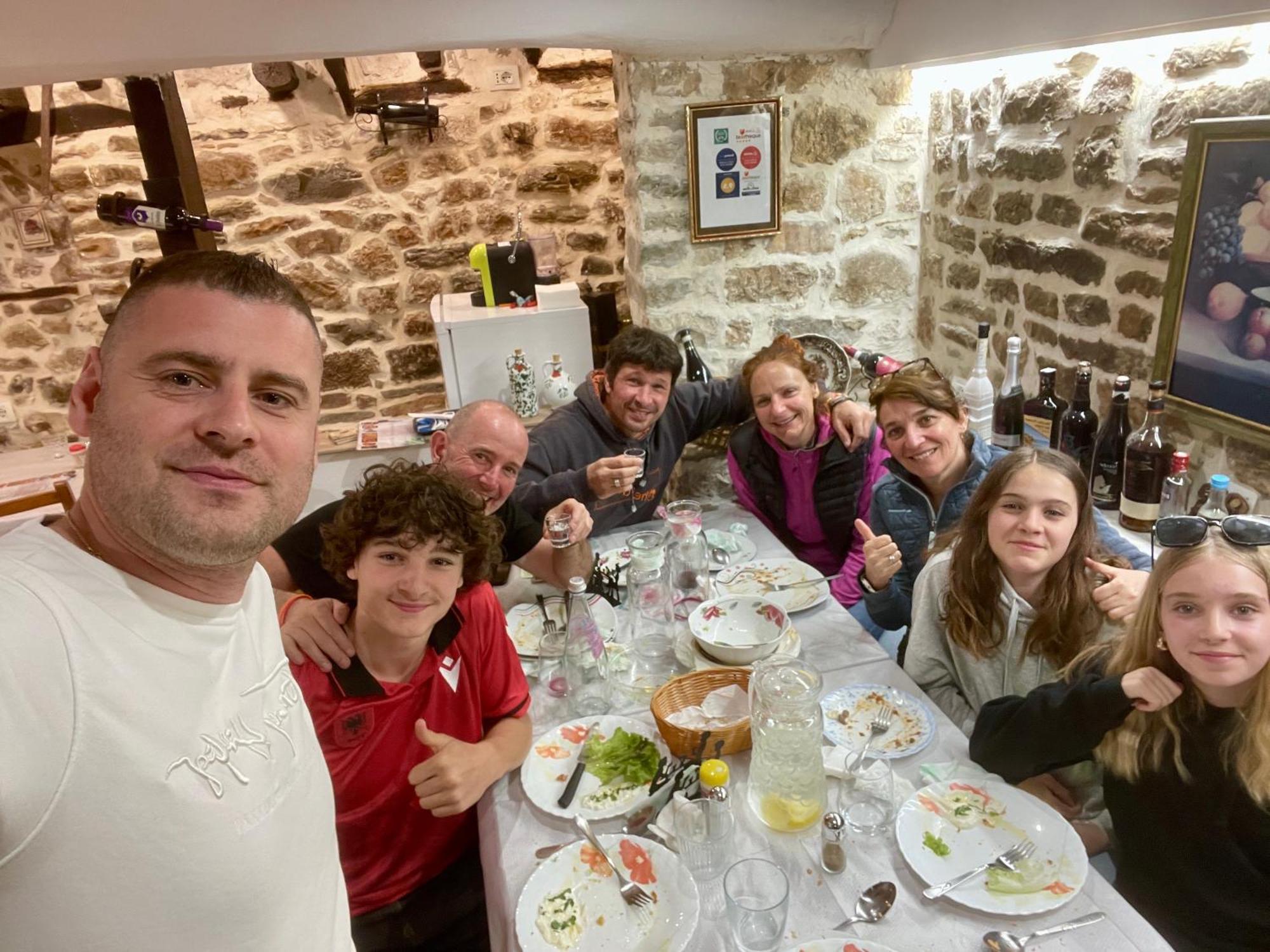 בראט Restaurant & Guest House Semani מראה חיצוני תמונה