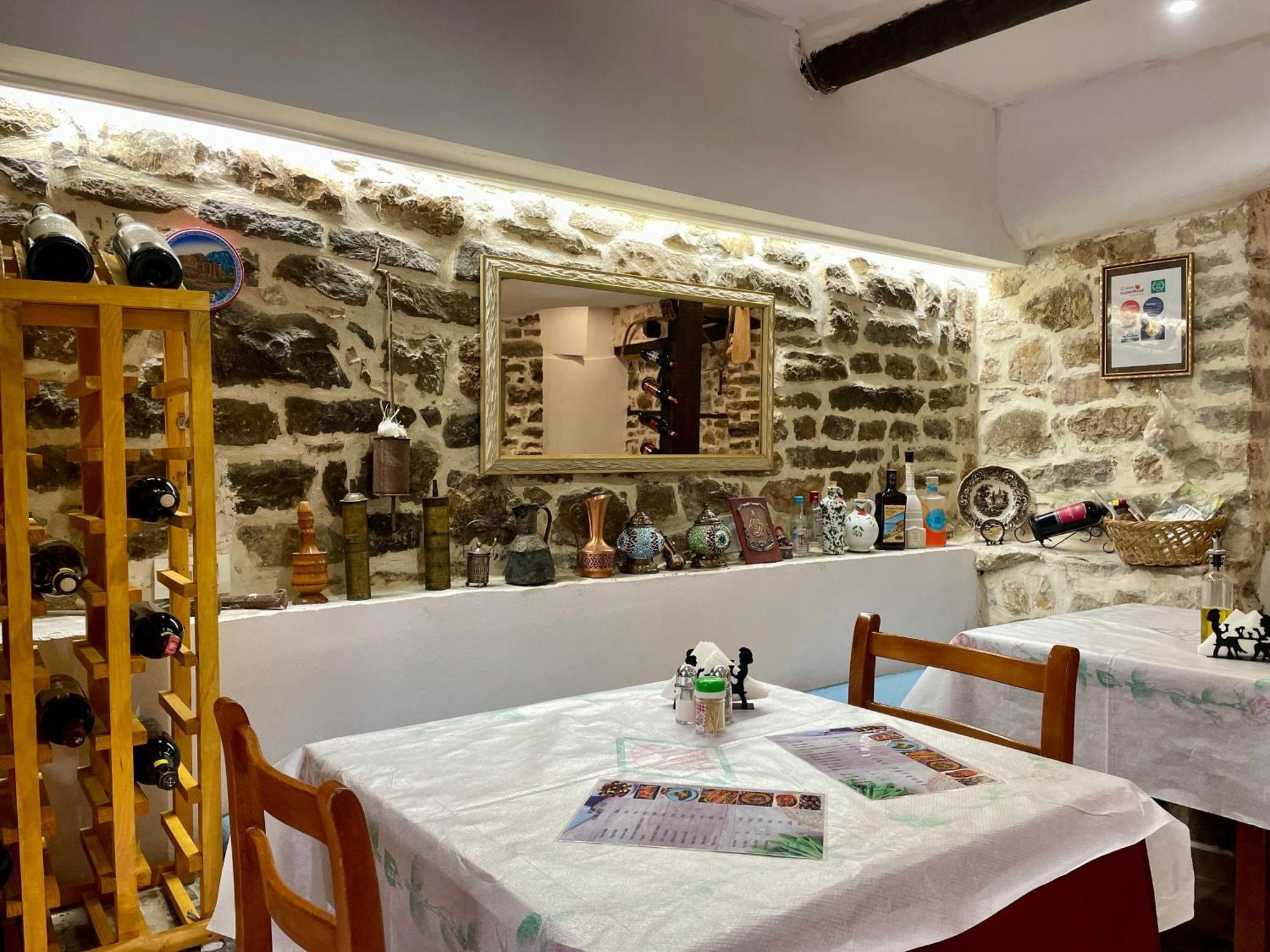 בראט Restaurant & Guest House Semani מראה חיצוני תמונה