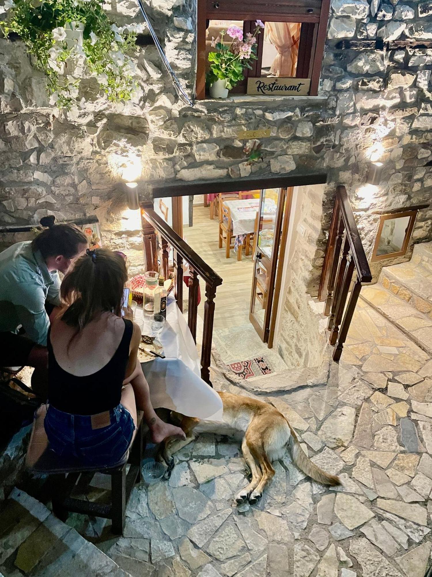 בראט Restaurant & Guest House Semani מראה חיצוני תמונה